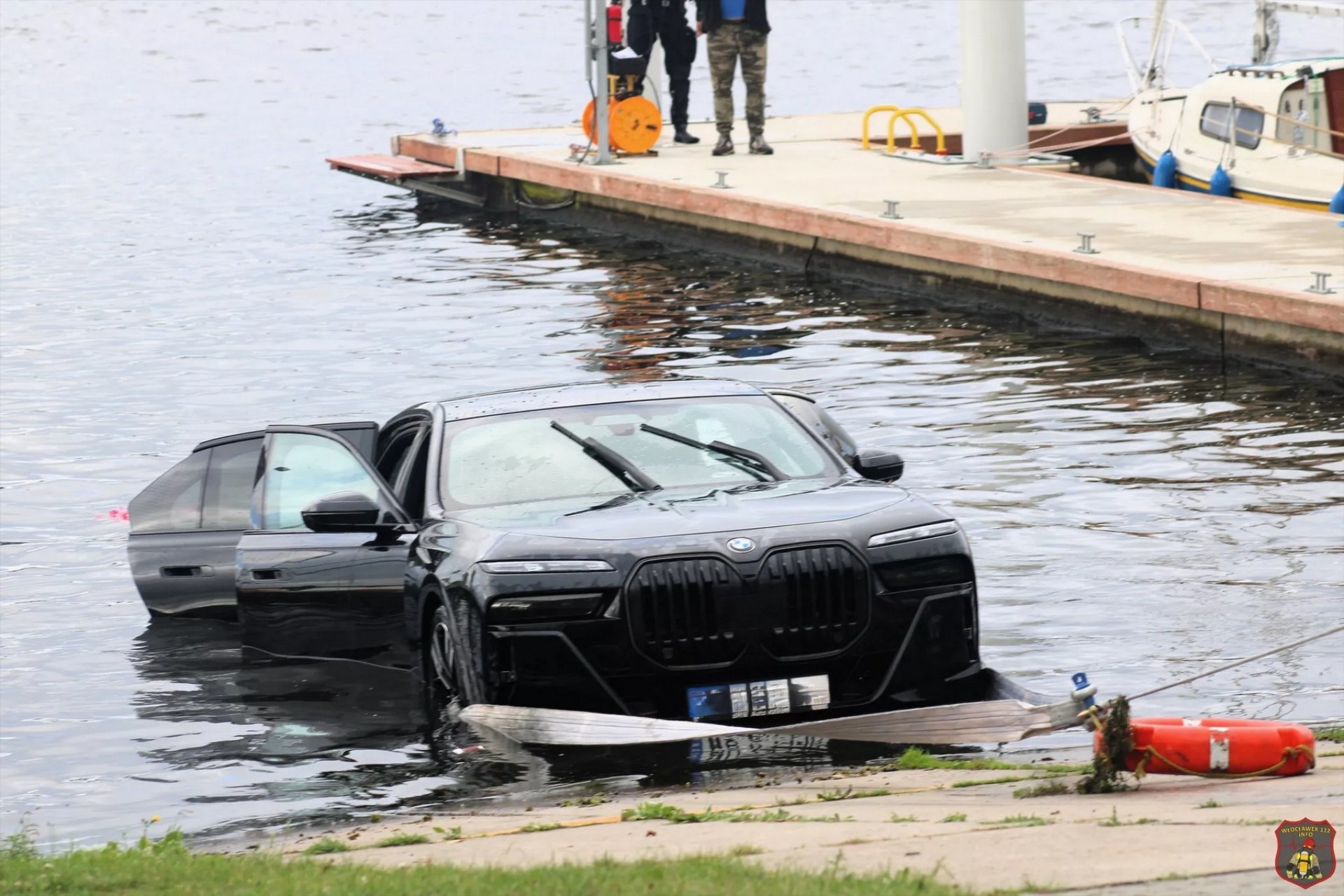 Δύτες έβγαλαν BMW αξίας 150.000 ευρώ από ποτάμι – Πώς τα κατάφερε ο οδηγός 