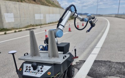 Έφεραν ρομπότ σε δρόμο της Ελλάδας – Φτιάχνει λακκούβες και βάφει γραμμές [video]