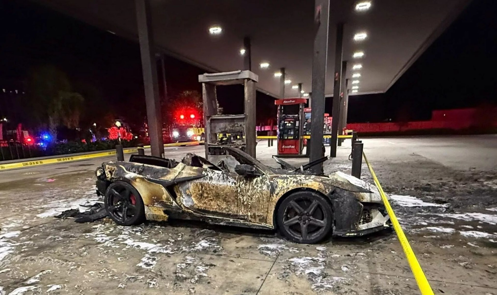 Supercar κάηκε ολοσχερώς, την ώρα που έβαζε βενζίνη [video]