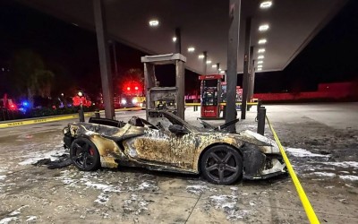 Supercar κάηκε ολοσχερώς, την ώρα που έβαζε βενζίνη [video]