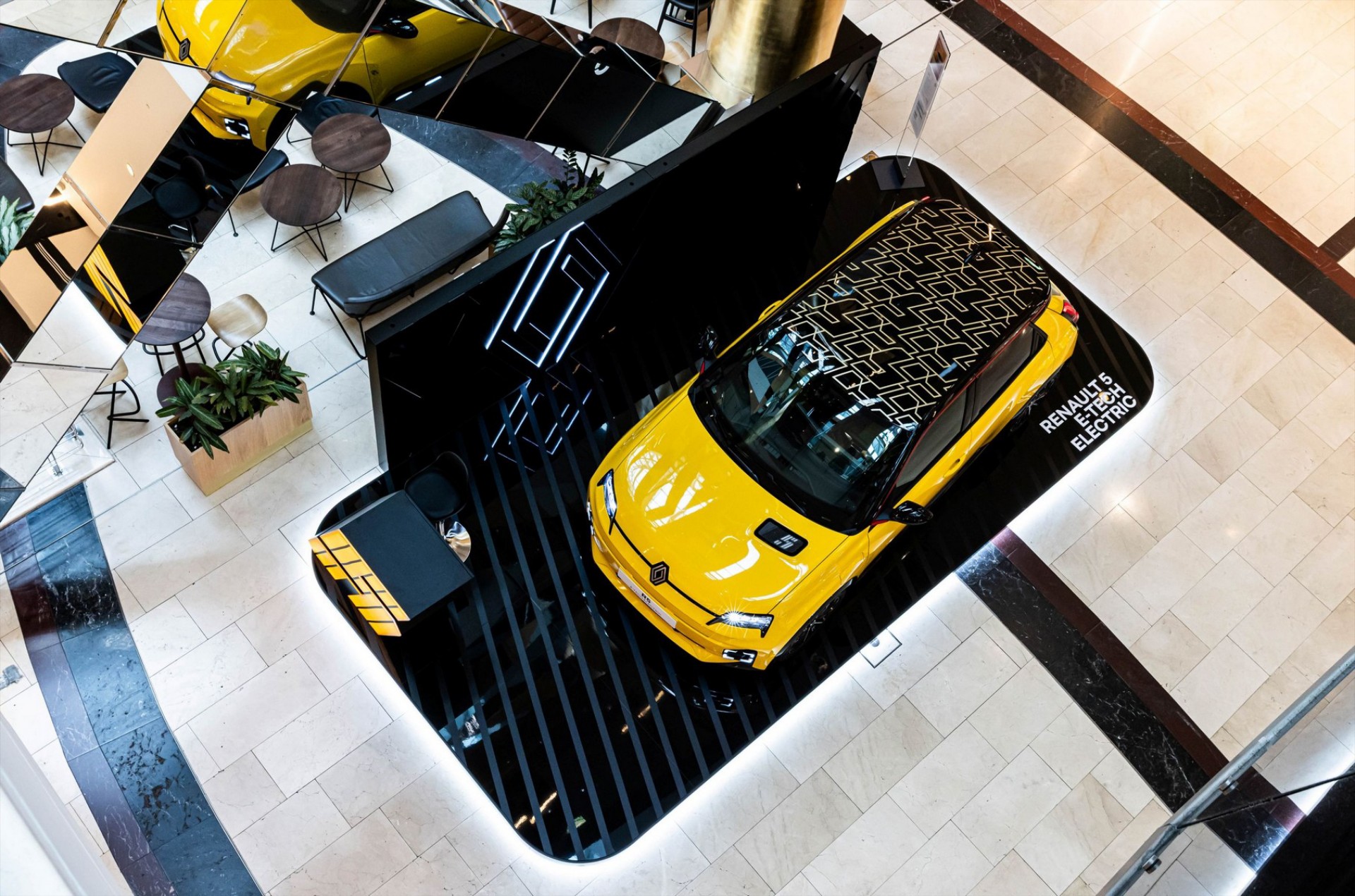 Στο Golden Hall το πανέμορφο Renault των 23.900 ευρώ