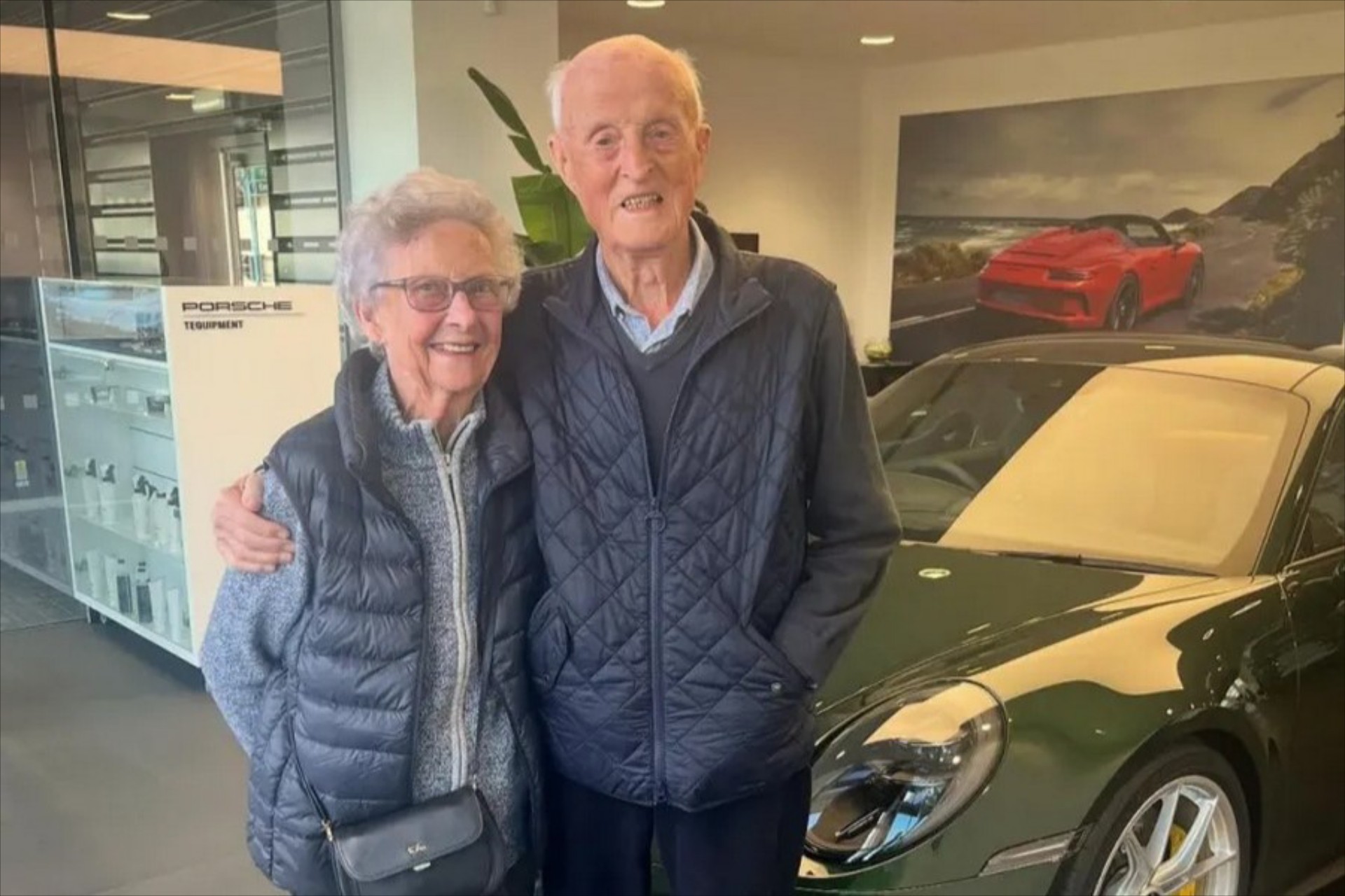 O 92χρονος με την απίθανη Porsche - Την αγόρασε ως δώρο επετείου