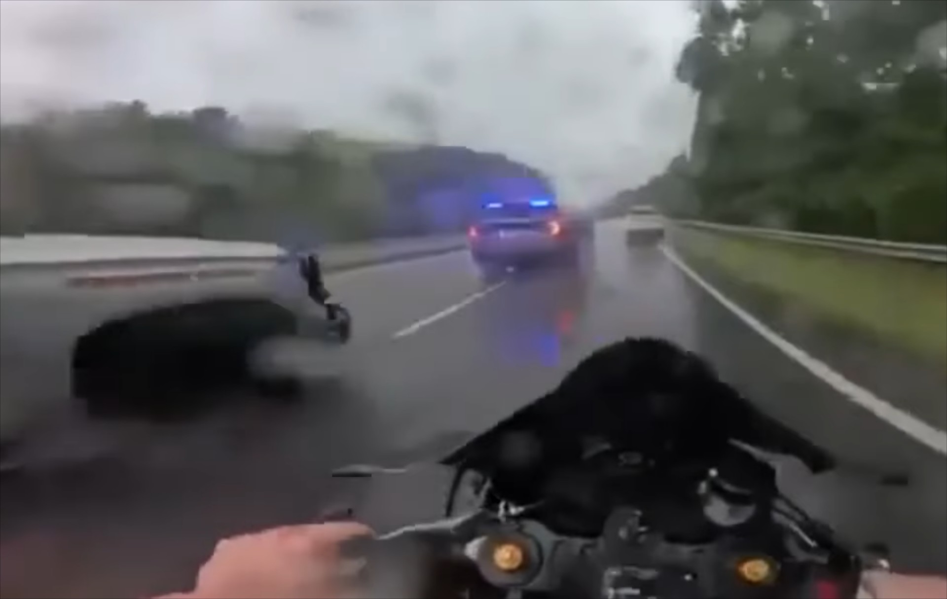 Τι κάνει η Αστυνομία; Έριξε κάτω μοτοσικλετιστή και τον χτύπησε [video]