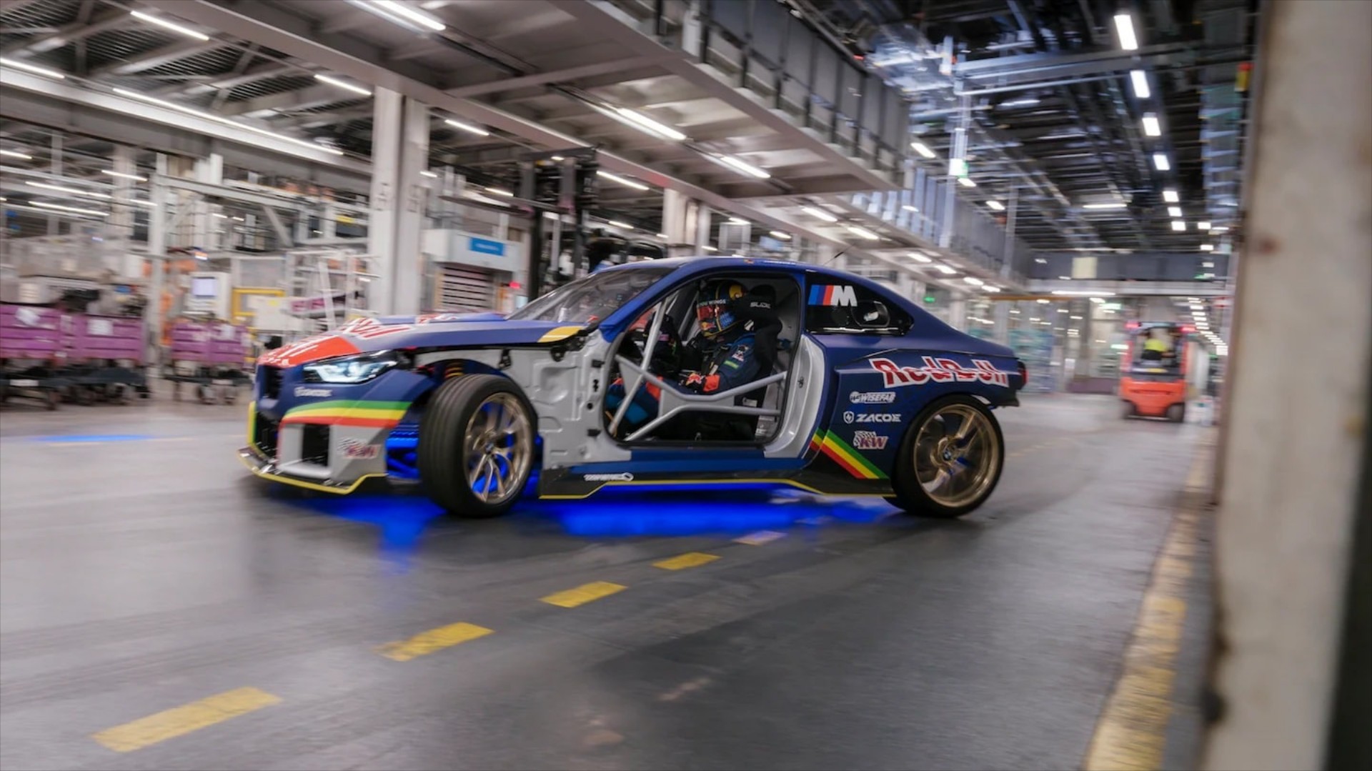 Οδηγός μπήκε στο εργοστάσιο της BMW και άρχισε τις… μπάντες [video] 