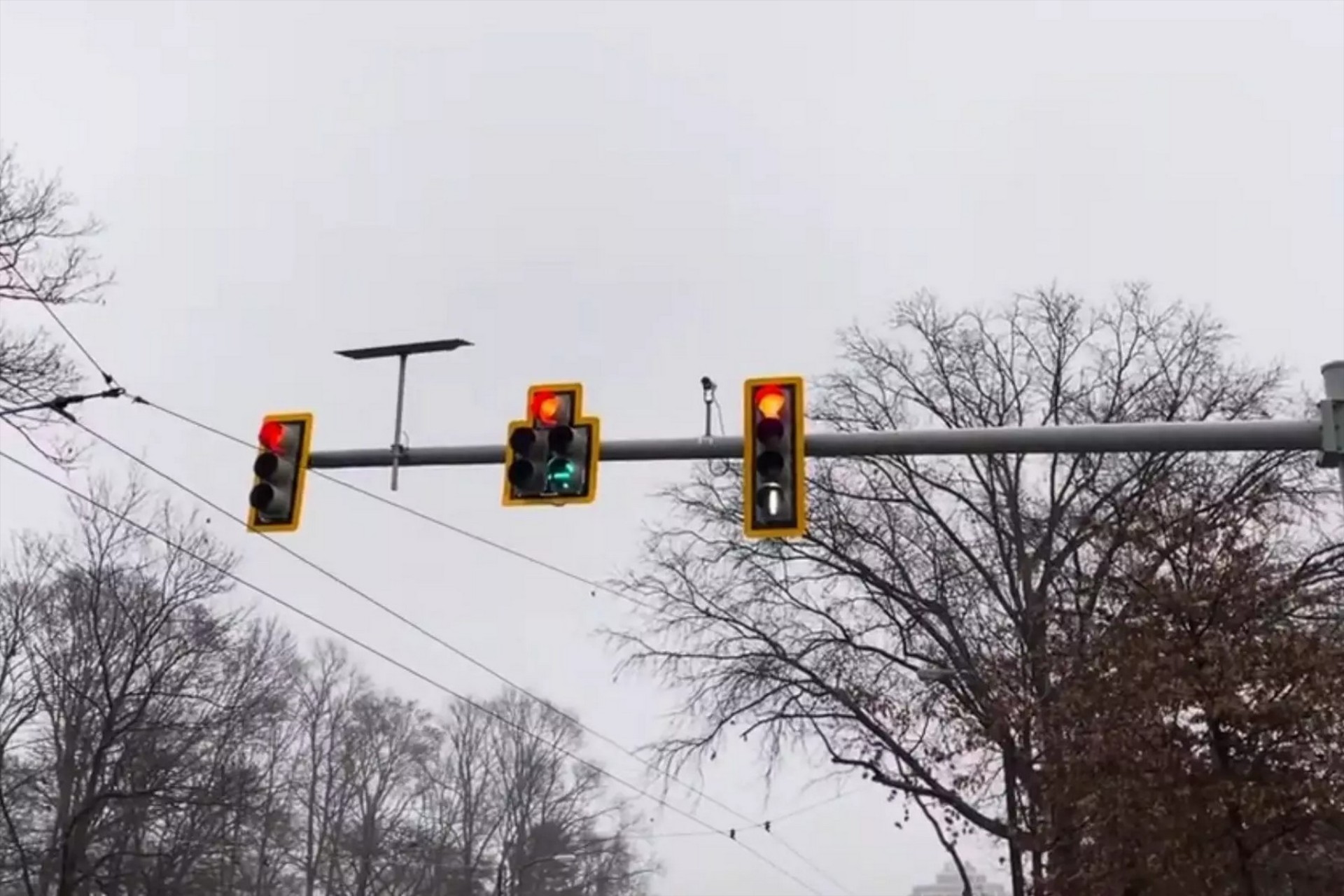 Έκαναν 10 μήνες και δαπάνησαν 2 εκατ. ευρώ για να βάλουν ένα φανάρι!