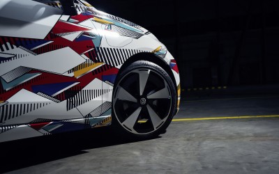Το σπουδαίο αυτοκίνητο της Volkswagen γίνεται ηλεκτρικό – Και το γιορτάζει με drift