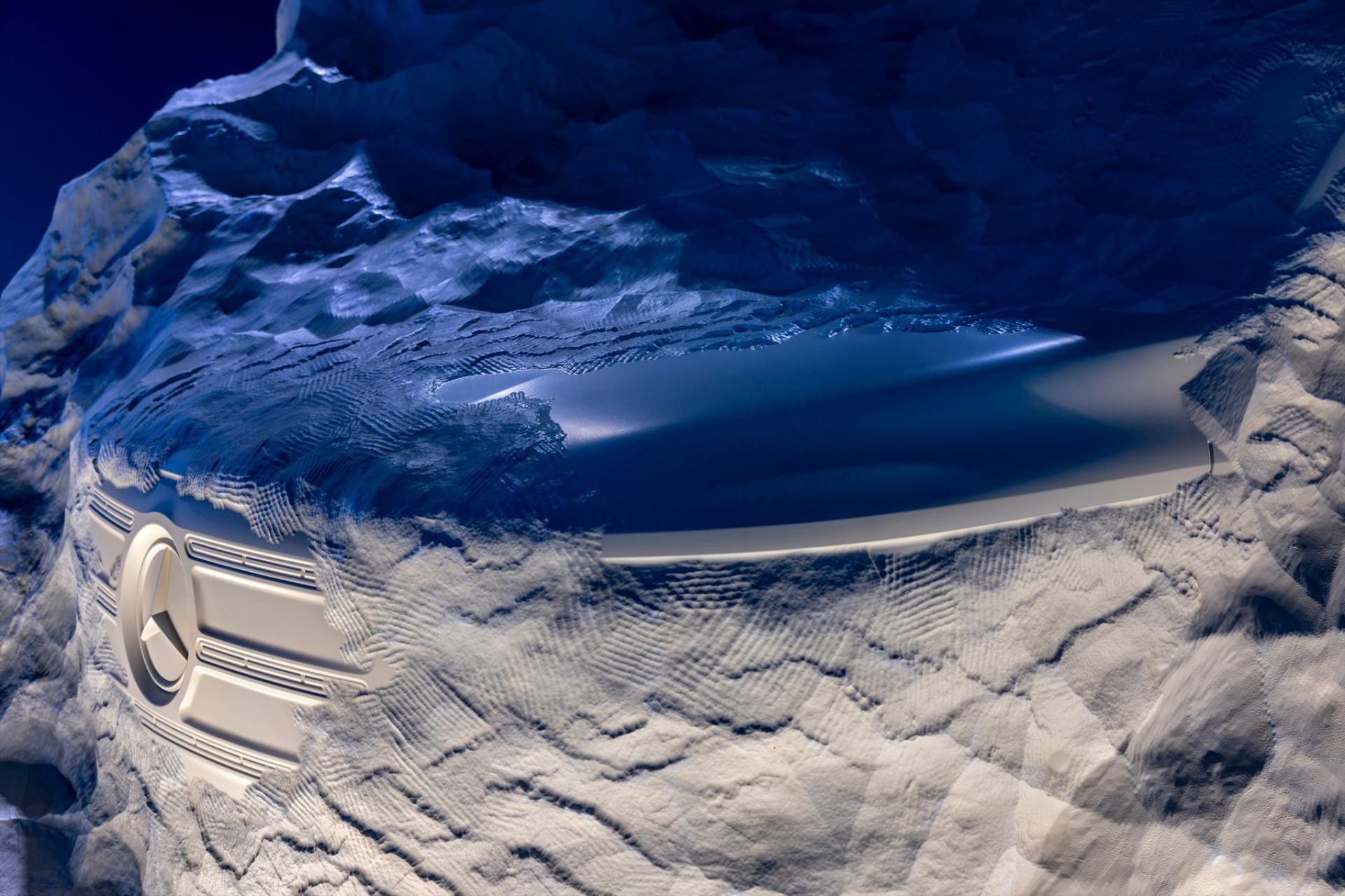 Το γλυπτό 6,5 μέτρων της Mercedes – Ποιο αυτοκίνητο κρύβει 