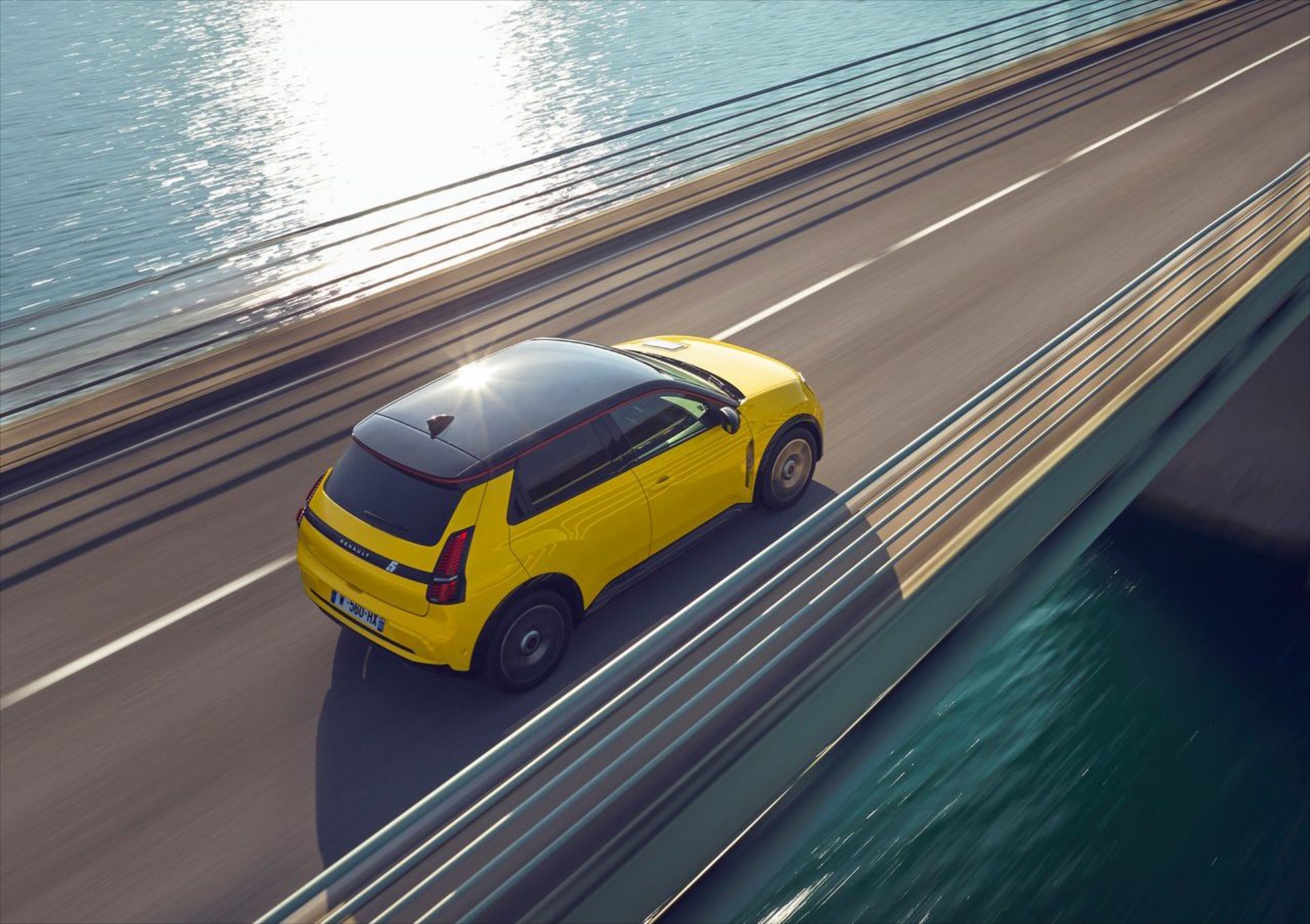 Γαλλική επανάσταση στα ηλεκτρικά – Θα φορτίζουν ενώ τα οδηγείτε