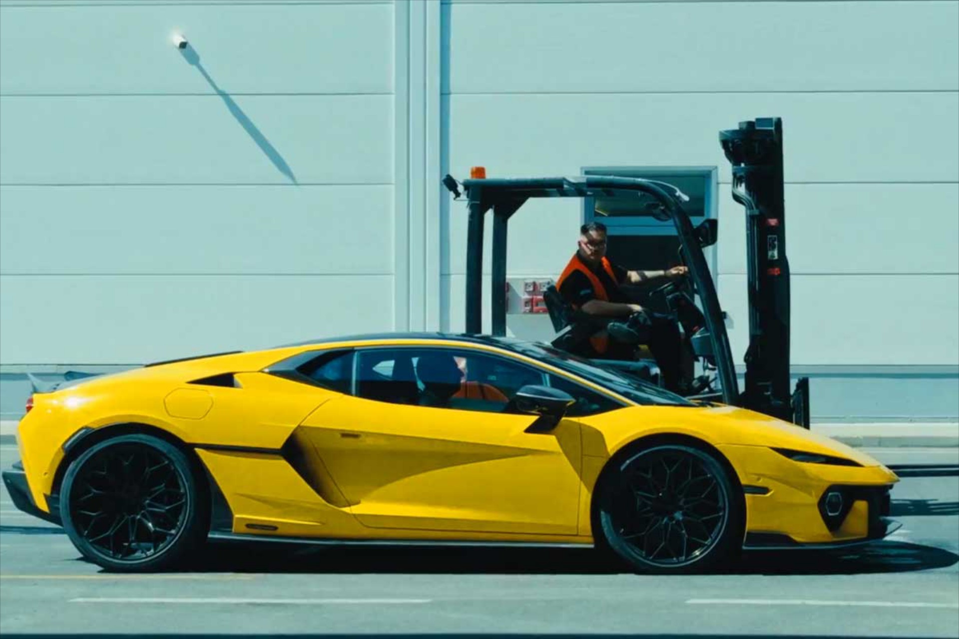 Ο πιο κουλ διευθυντής – Πήρε τη Lamborghini μέσα στο εργοστάσιο και άρχισε το drift [video] 