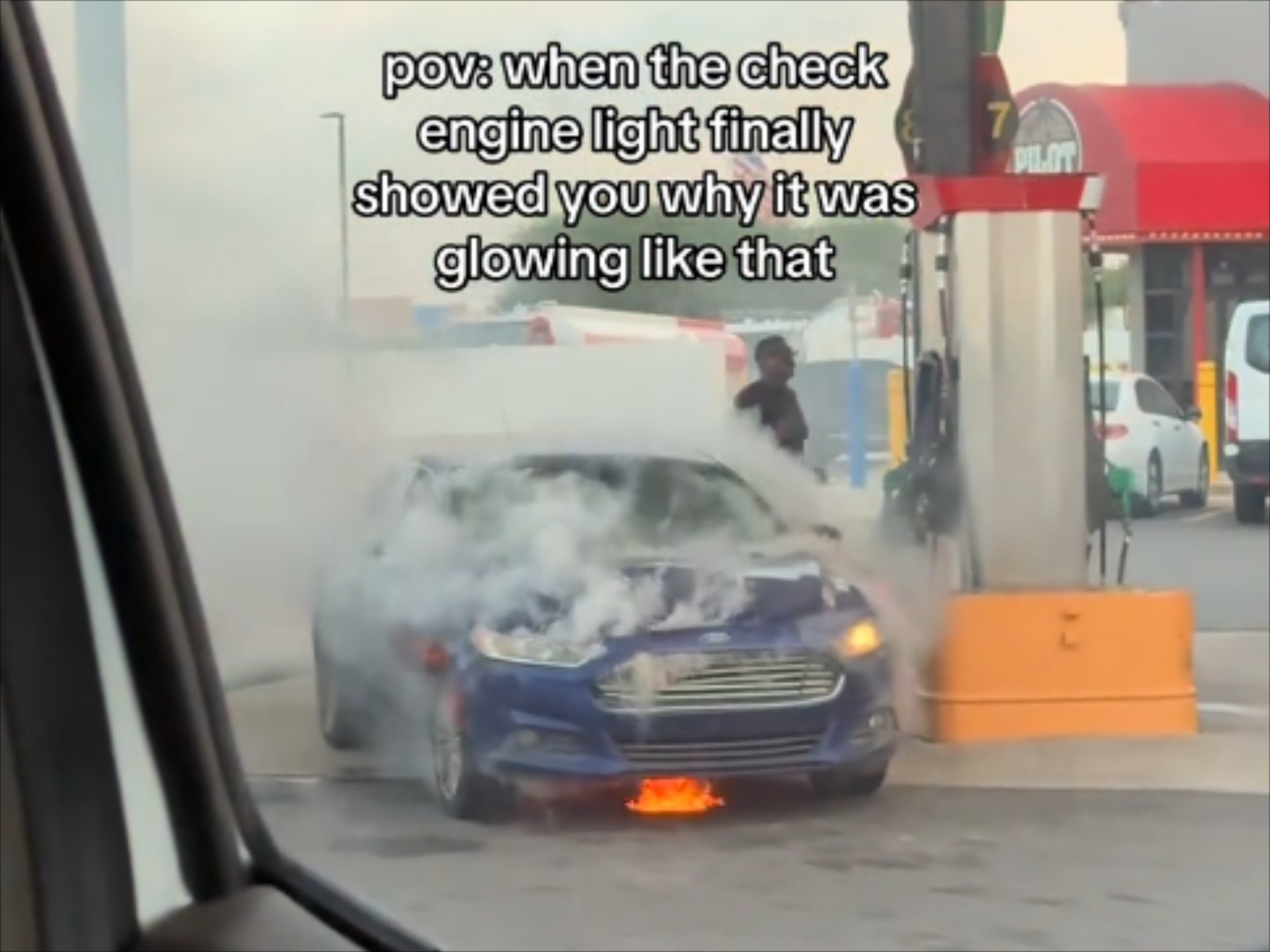 Αυτοκίνητο αρπάζει φωτιά δίπλα στην αντλία βενζίνης [Video] 