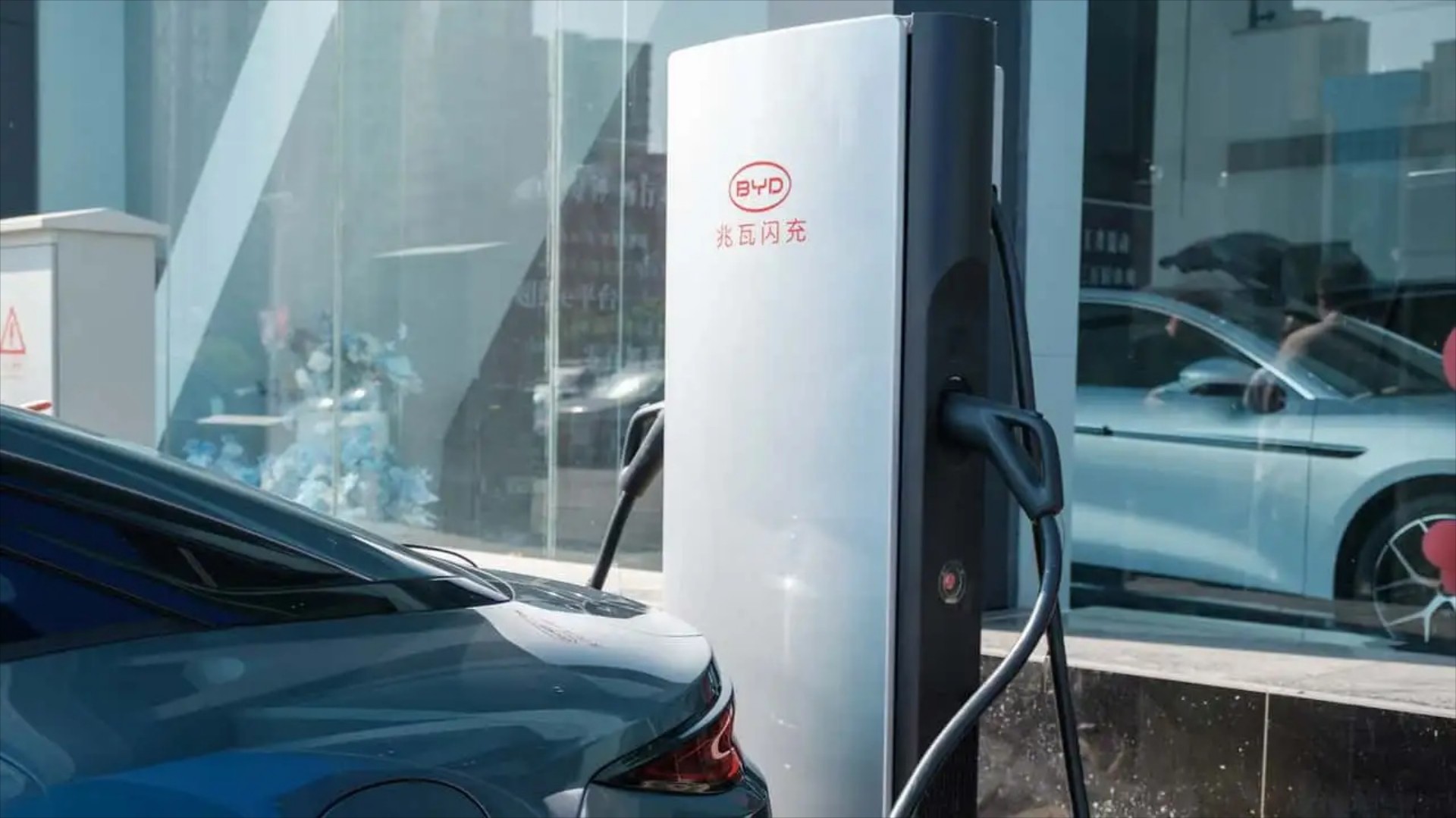 Η BYD κάνει προσλήψεις – Φέρνει στην Ευρώπη τους φορτιστές των 5 λεπτών