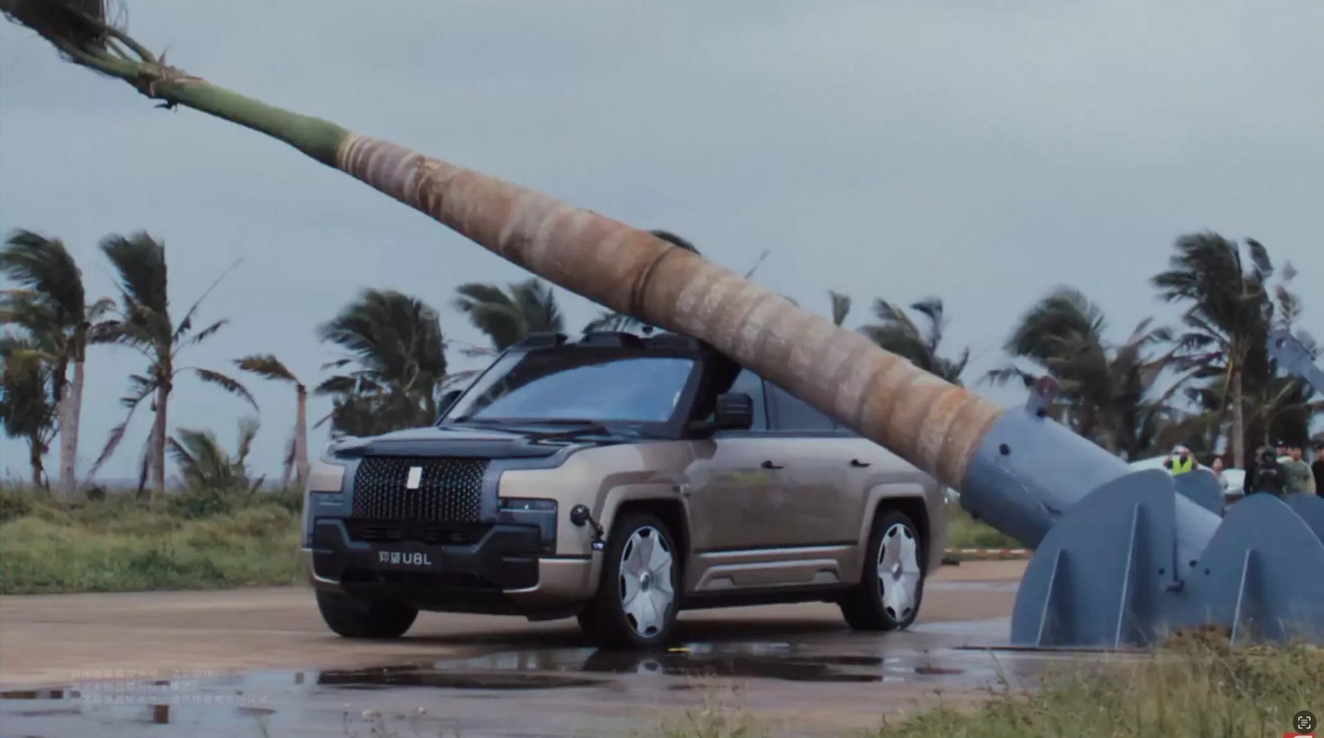 Το τερμάτισε η BYD - Έριξε δέντρο 2 τόνων πάνω σε SUV και δεν έπαθε τίποτα [video] 