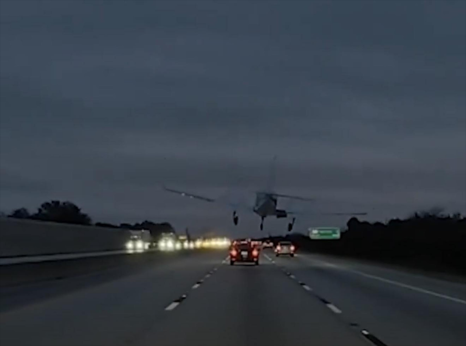 Συγκλονιστικό video: Αεροπλάνο προσγειώθηκε πάνω σε αυτοκίνητο στην εθνική οδό 