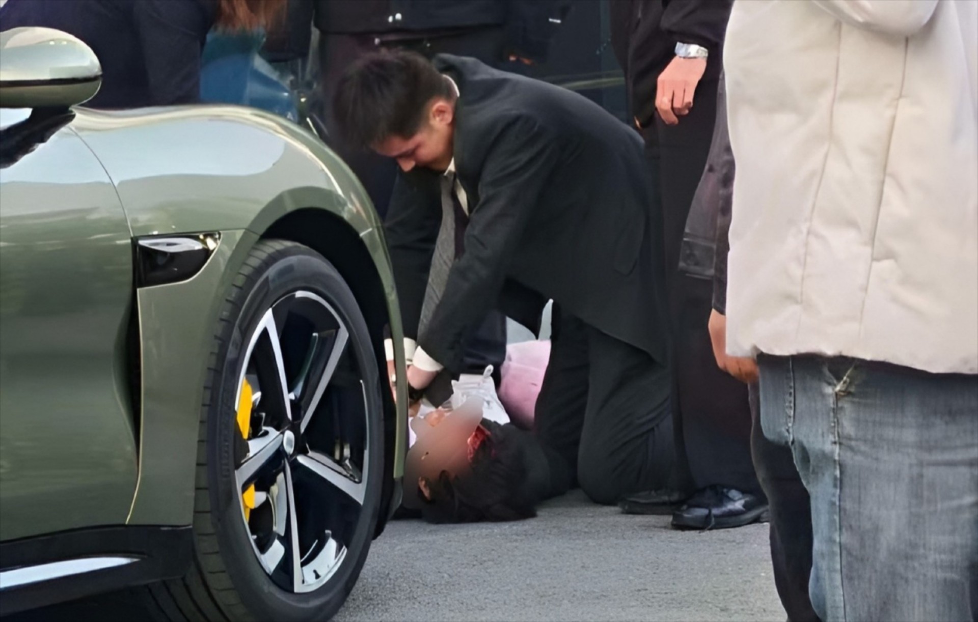 Αυτοκίνητο Xiaomi «πάτησε» άνθρωπο μέσα στην αντιπροσωπεία- Χρειάστηκε ΚΑΡΠΑ