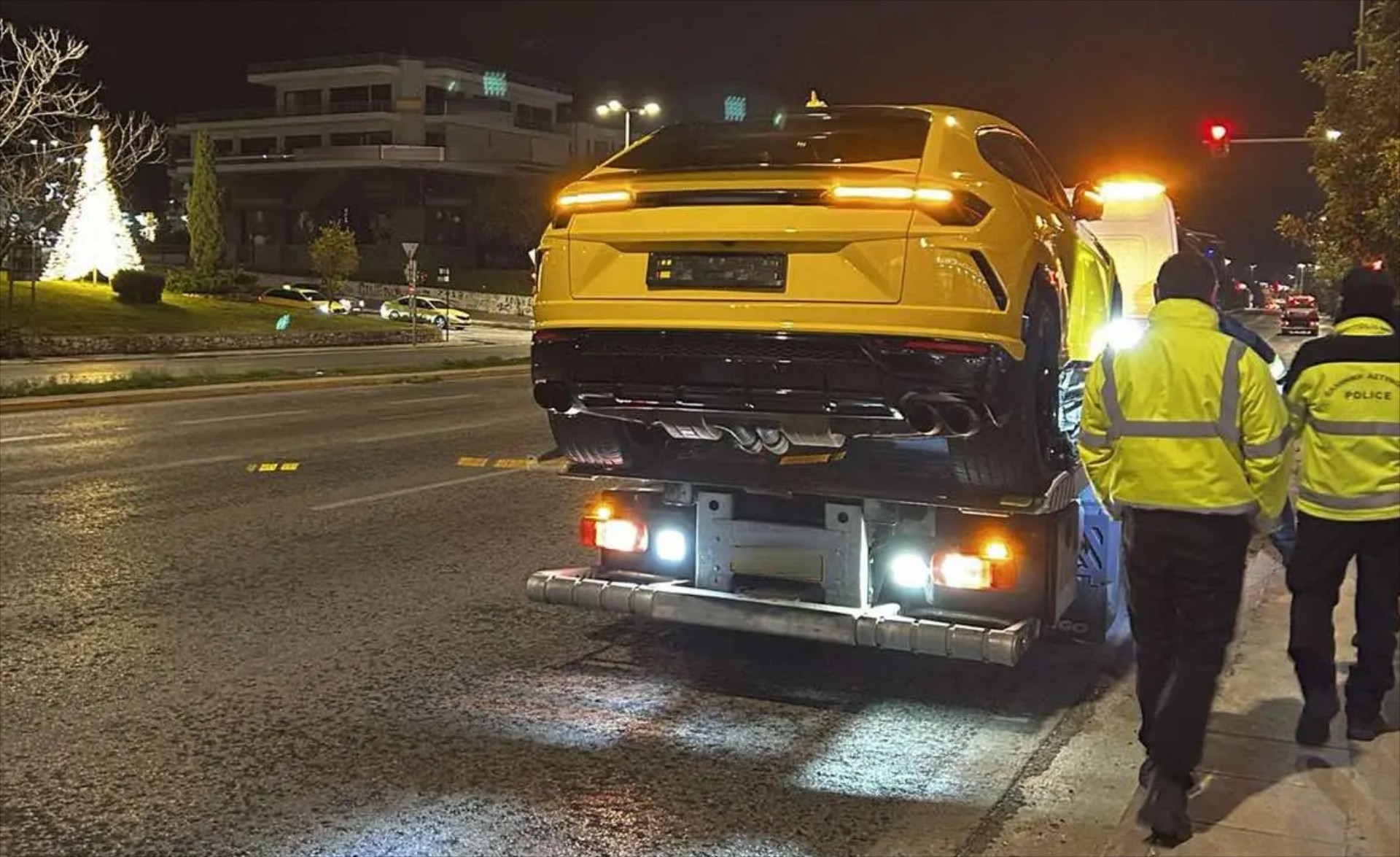 Αττική: Οδηγός παράτησε τη Lamborghini μέσα στον δρόμο – Τι ήθελε να γλυτώσει; 
