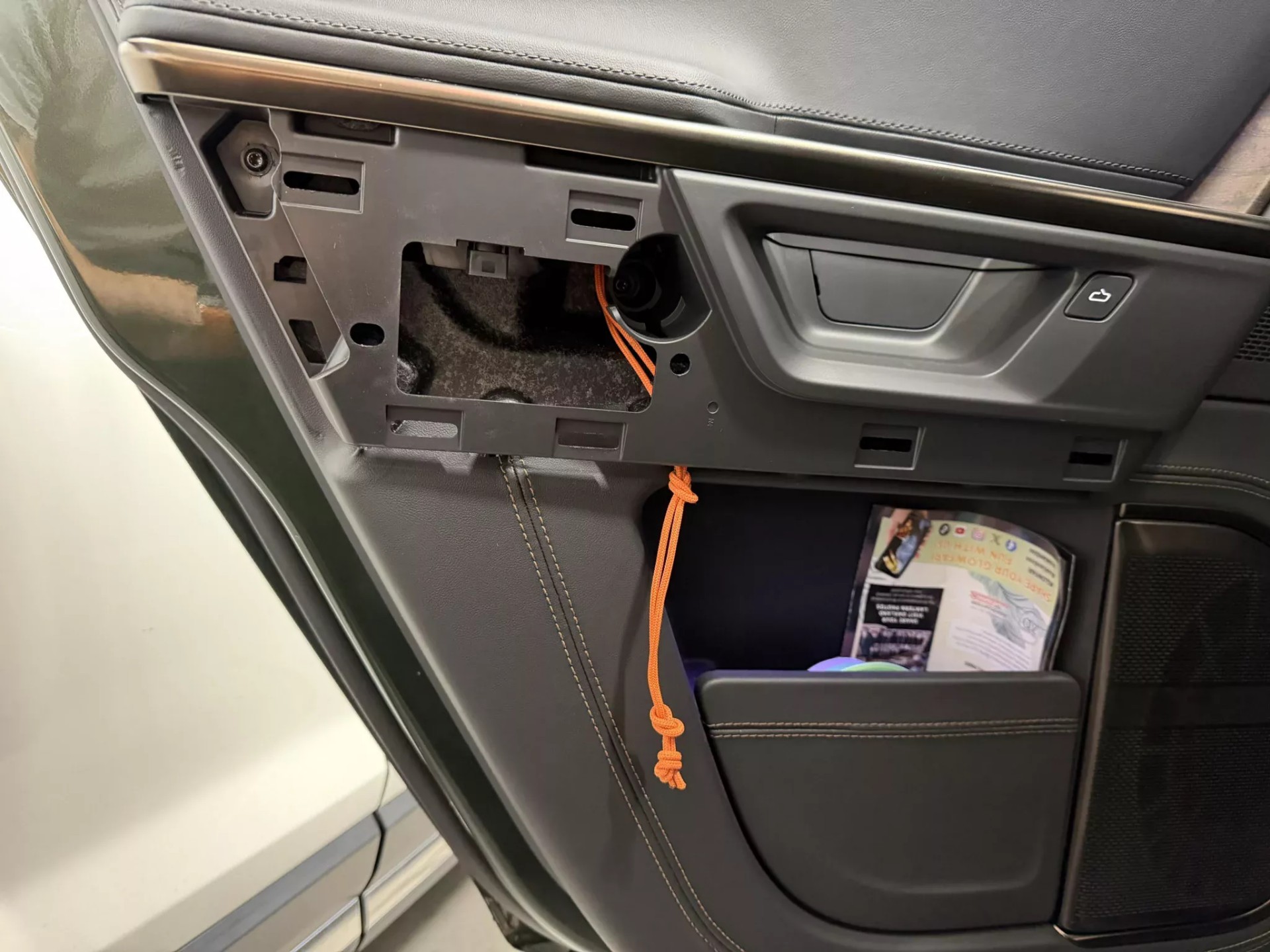 Οδηγοί βάζουν κορδόνια στις πόρτες των αυτοκινήτων - Ο απίστευτος λόγος