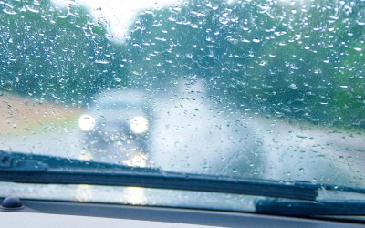 Γιατί θολώνουν τα τζάμια του αυτοκινήτου όταν βρέχει; Πώς τα κρατάς καθαρά
