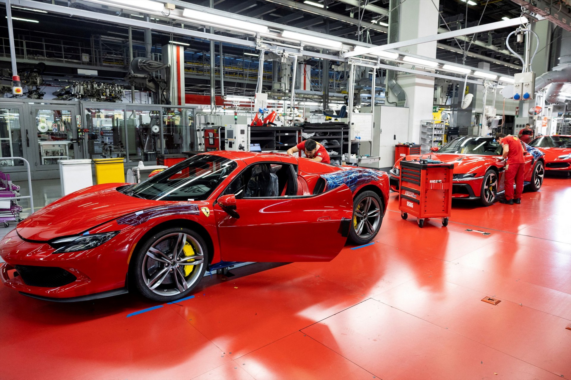 Έσπασε τον κουμπαρά η Ferrari – Έδωσε μπόνους 14.900 ευρώ σε κάθε εργαζόμενο 