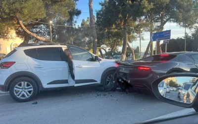 Ηλικιωμένος οδηγός Dacia τράκαρε με Ferrari στη Γλυφάδα