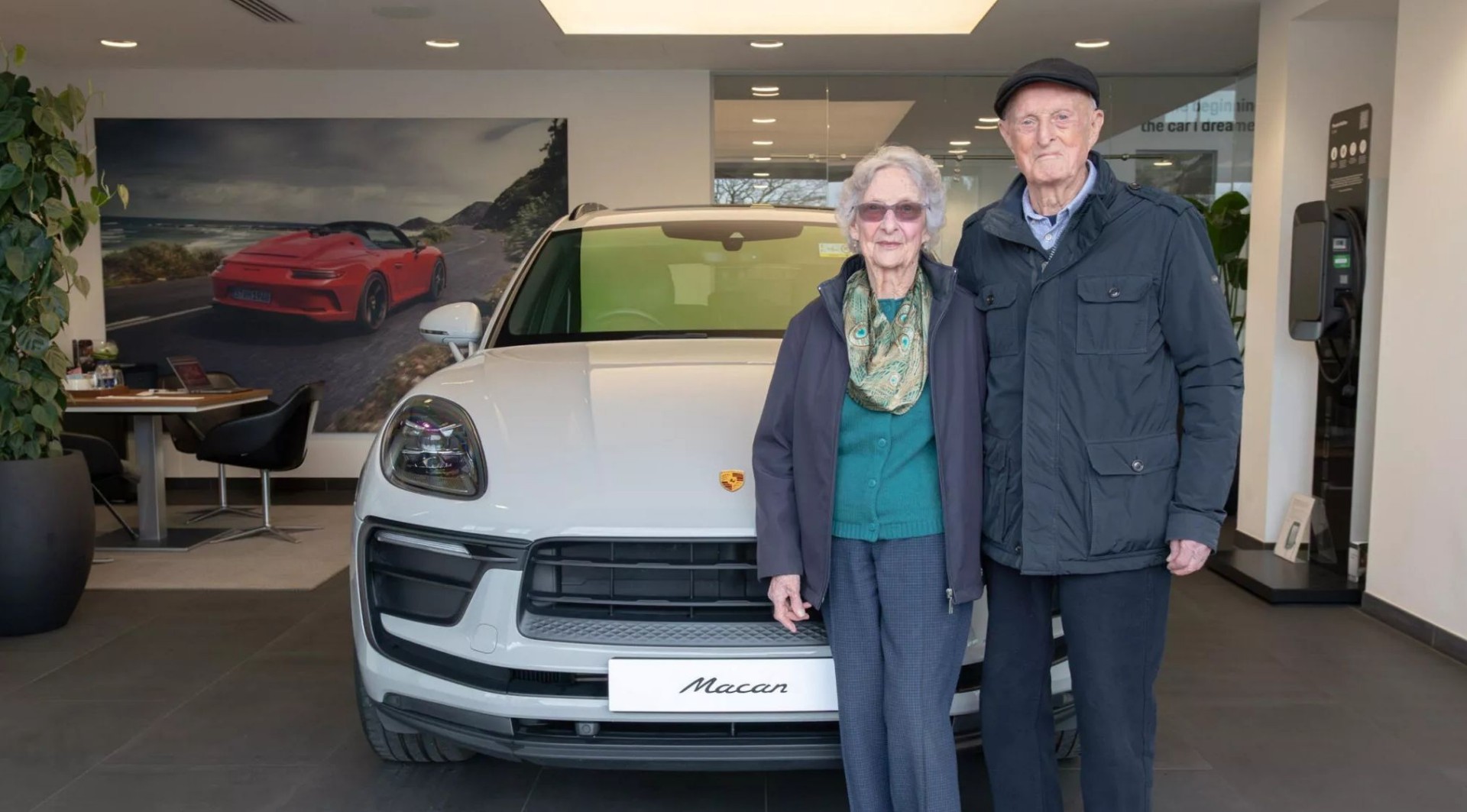 Αγόρασαν σε ηλικία 90 ετών την πρώτη τους Porsche – Και θέλουν να πάρουν κι άλλη