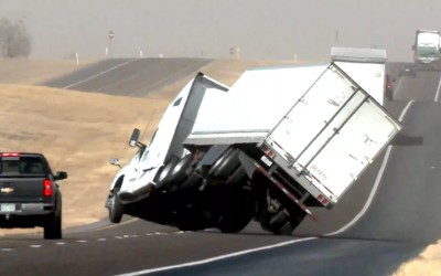 Video: Φορτηγό τουμπάρει στην εθνική από τον αέρα