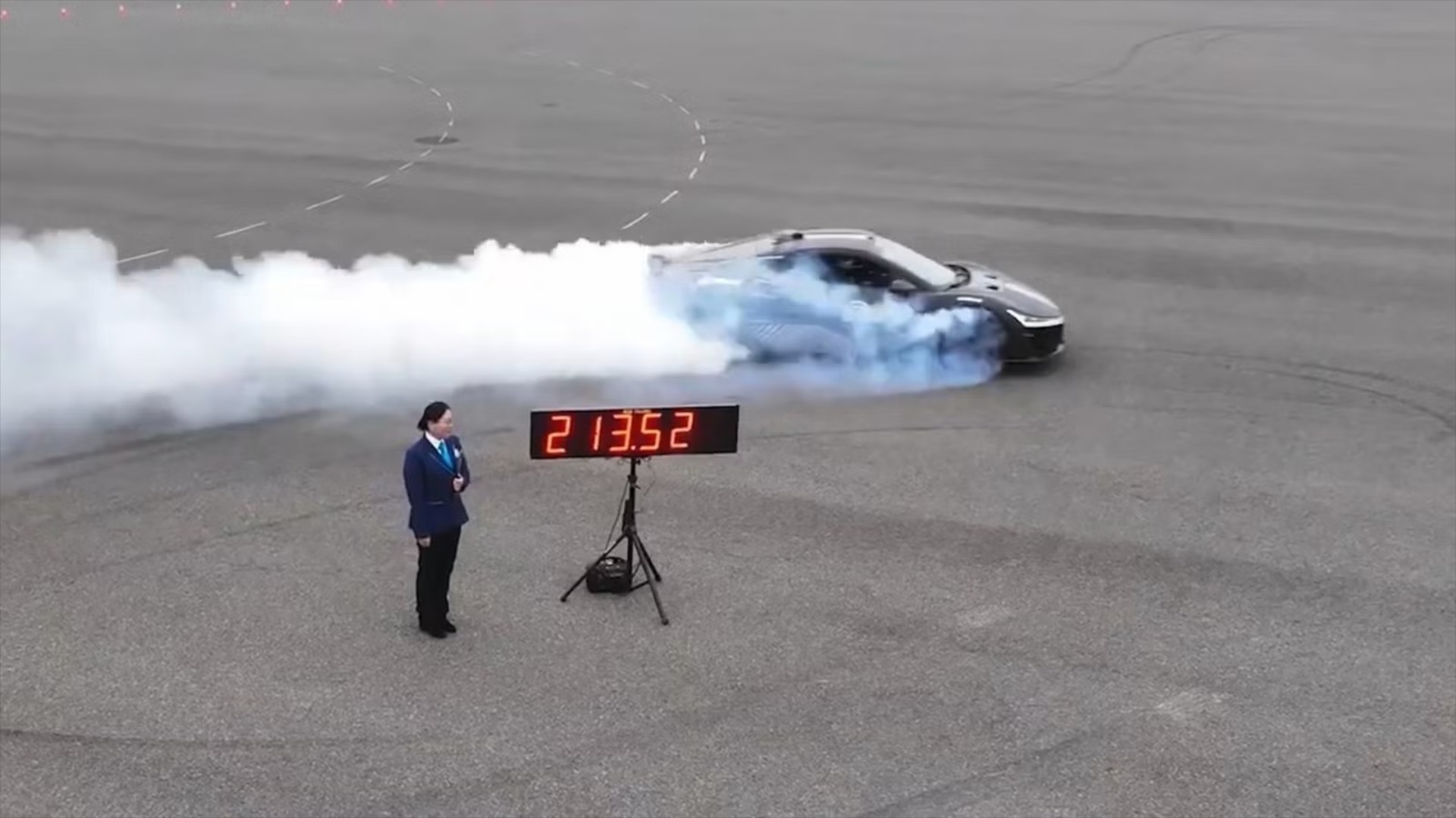 Video: Νέο ρεκόρ Γκίνες - Το ταχύτερο drift με ηλεκτρικό αυτοκίνητο