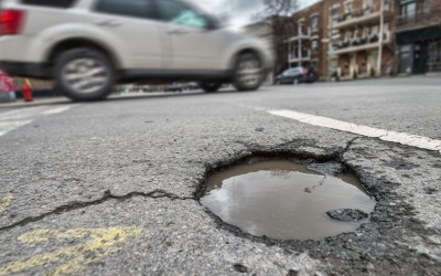 Μηχάνημα κλείνει τις λακκούβες στο δρόμο ψεκάζοντας άσφαλτο – Φέρτε το στην Ελλάδα