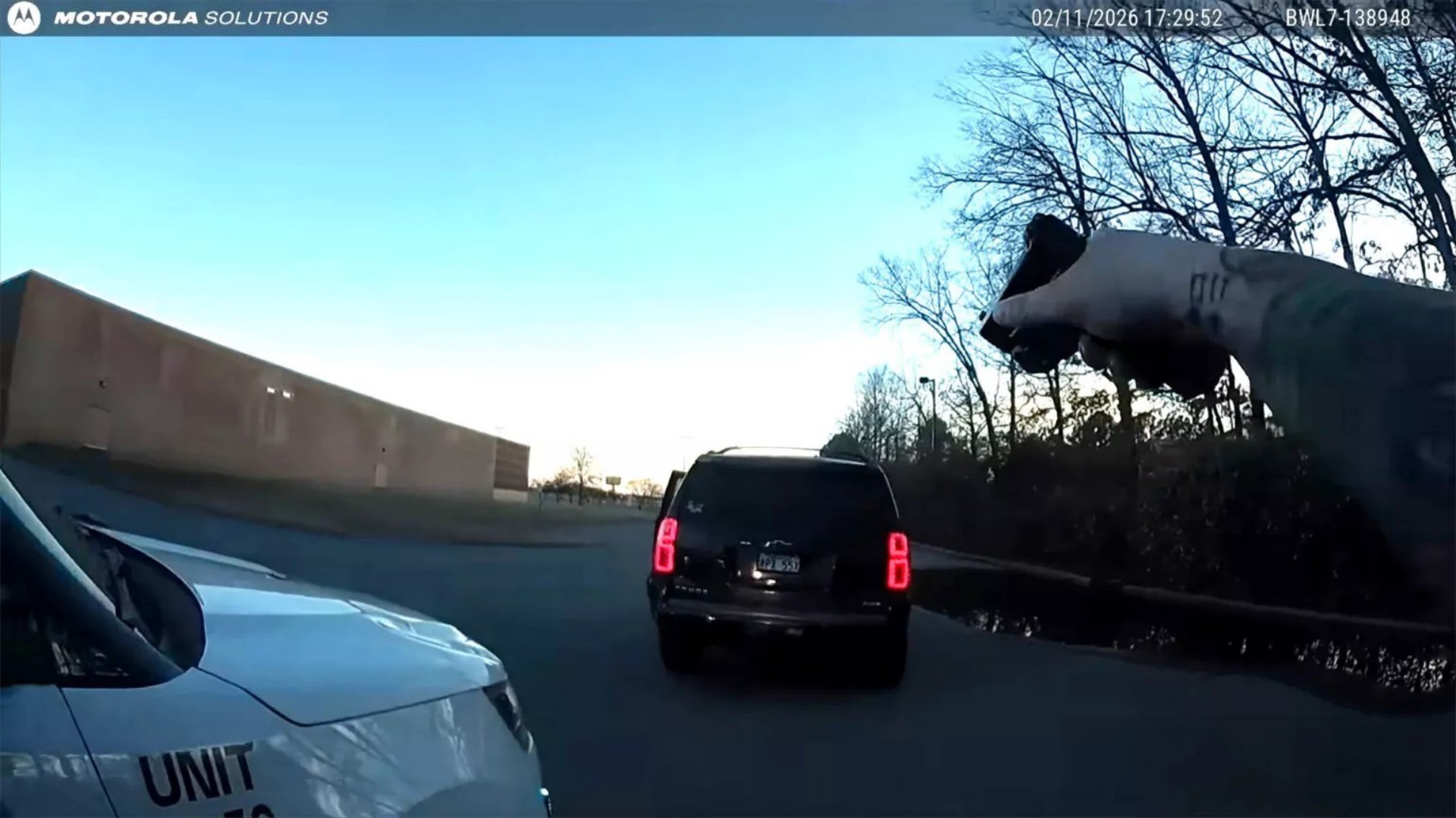 Αστυνομικοί τράβηξαν όπλα σε οικογένεια - Έκαναν λάθος στην πινακίδα! [video]