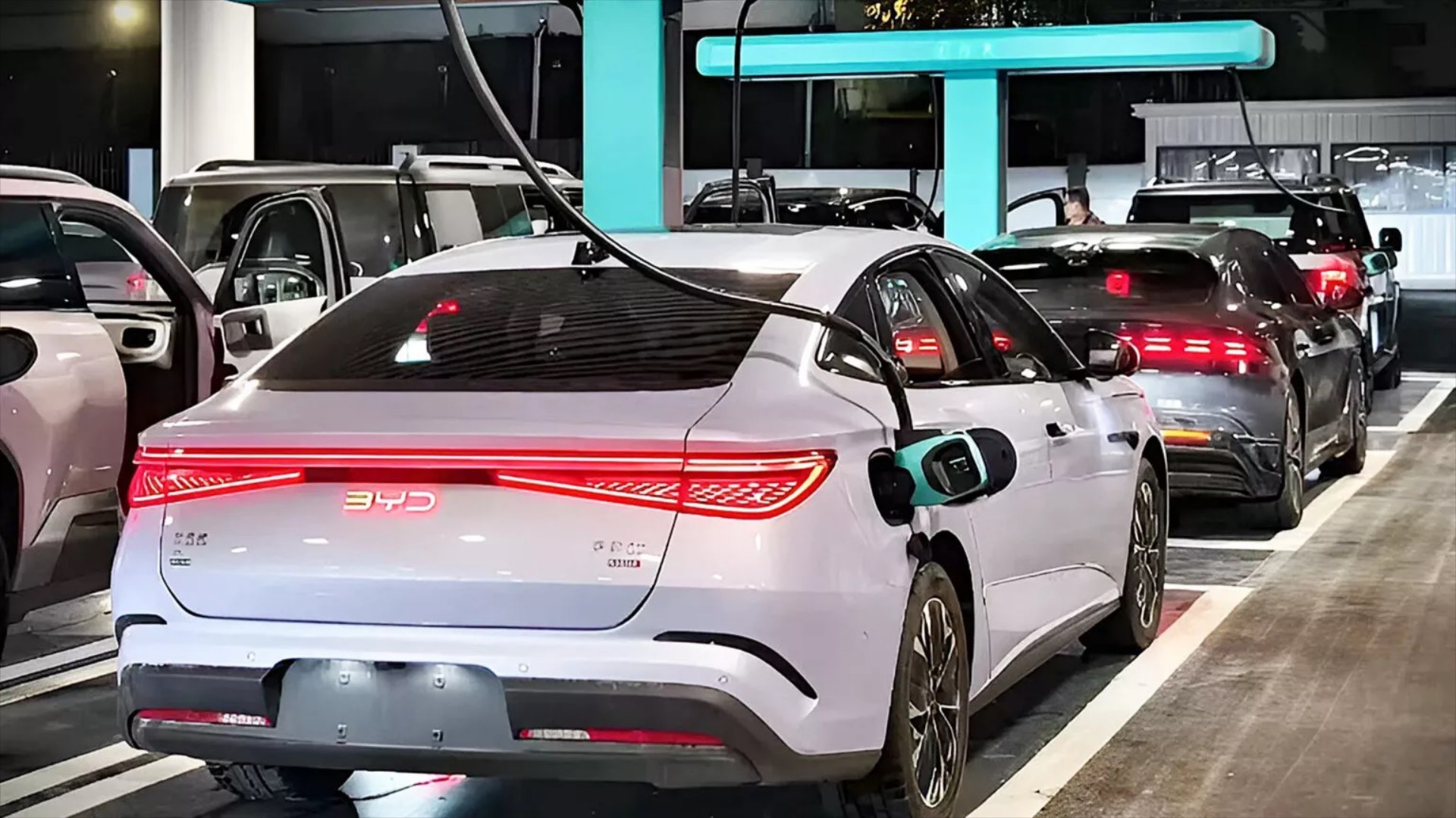 Οι νέοι φορτιστές της BYD είναι γρήγοροι σαν… αντλία βενζινάδικου