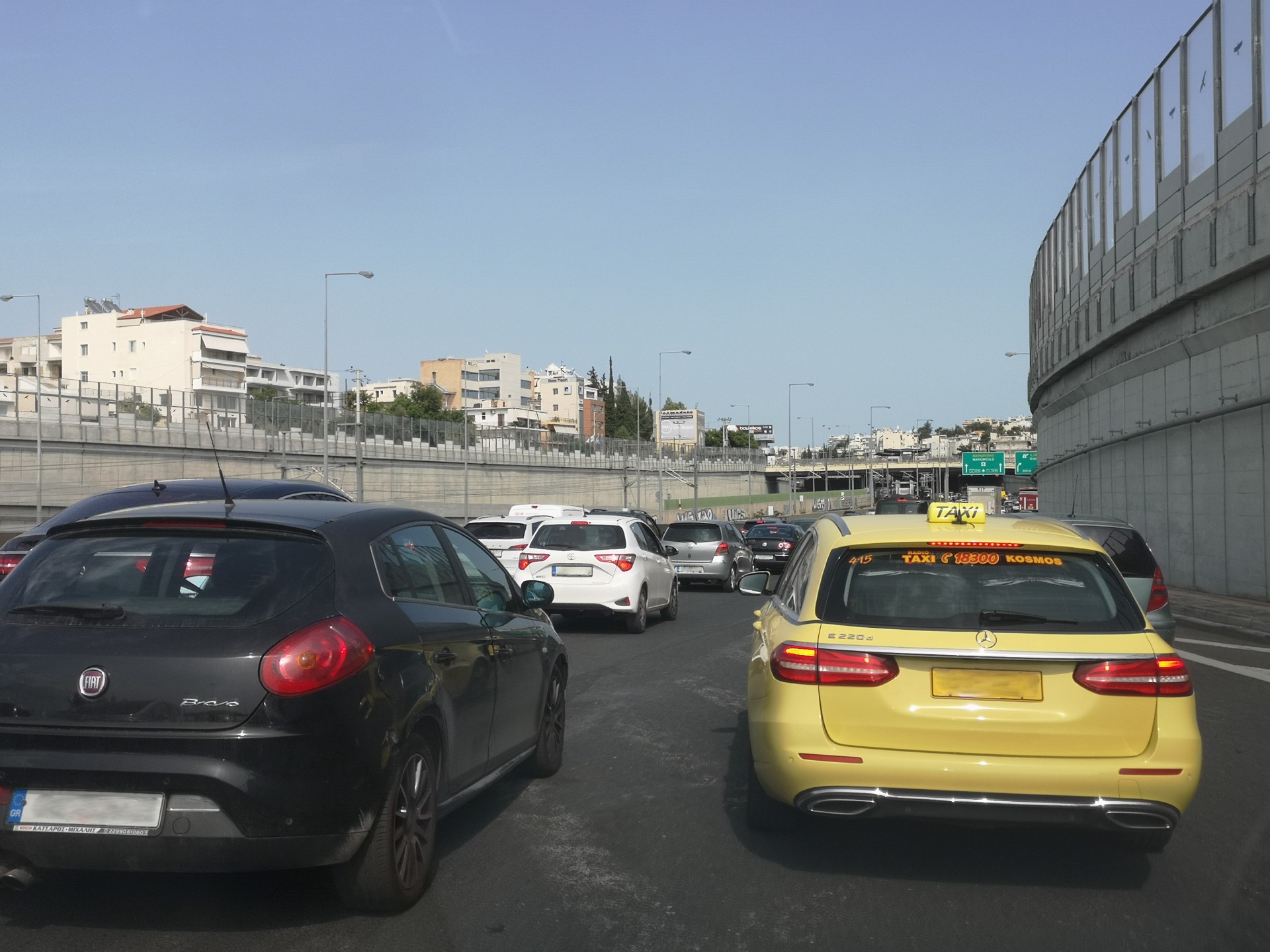 Κολλάνε στην κίνηση και τους αρέσει – Σε ποια χώρα συμβαίνει αυτό;