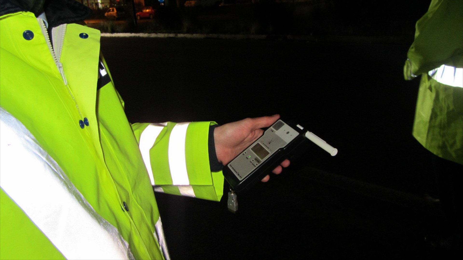 Ελλαδα: Αστυνομικός έκανε αλκοτέστ σε συνοδηγό - Νόμιζε πως ήταν στην Αγγλία (δείτε το video)