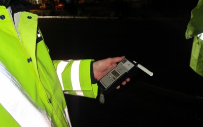 Ελλαδα: Αστυνομικός έκανε αλκοτέστ σε συνοδηγό - Νόμιζε πως ήταν στην Αγγλία (δείτε το video)