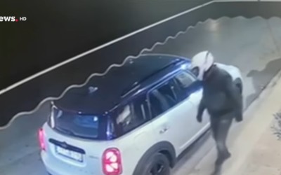 Ελλάδα: Έτσι έκλεβαν τις γυναίκες οδηγούς - Το video των  δύο ληστών με τα κράνη