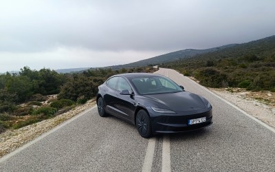 Οδηγούμε τη νέα και πιο προσιτή έκδοση του Tesla Model 3! 
