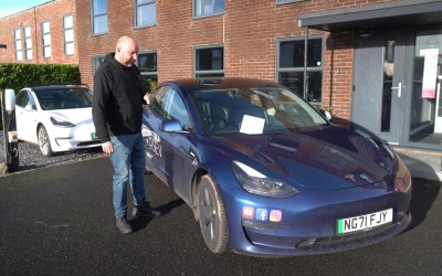 Tesla ταξί έκανε 386.000 km σε τέσσερα χρόνια – Τι ζημιές έβγαλε; Πόσα πλήρωσε ο οδηγός;