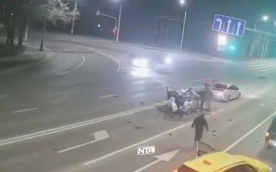 Μοτοσικλετιστής τρακάρει με 210 km/h σε όχημα στο φανάρι (προσοχή, σκληρές εικόνες)