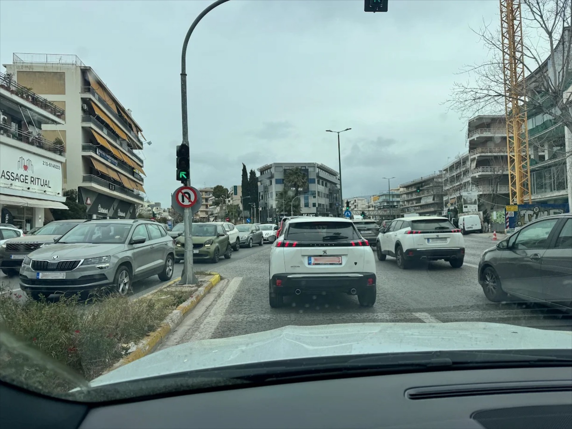 Η παράβαση που δεν ξέρουν 9 στους 10 Έλληνες με το πράσινο φανάρι – Έχει πρόστιμο 350 ευρώ κι όχι μόνο