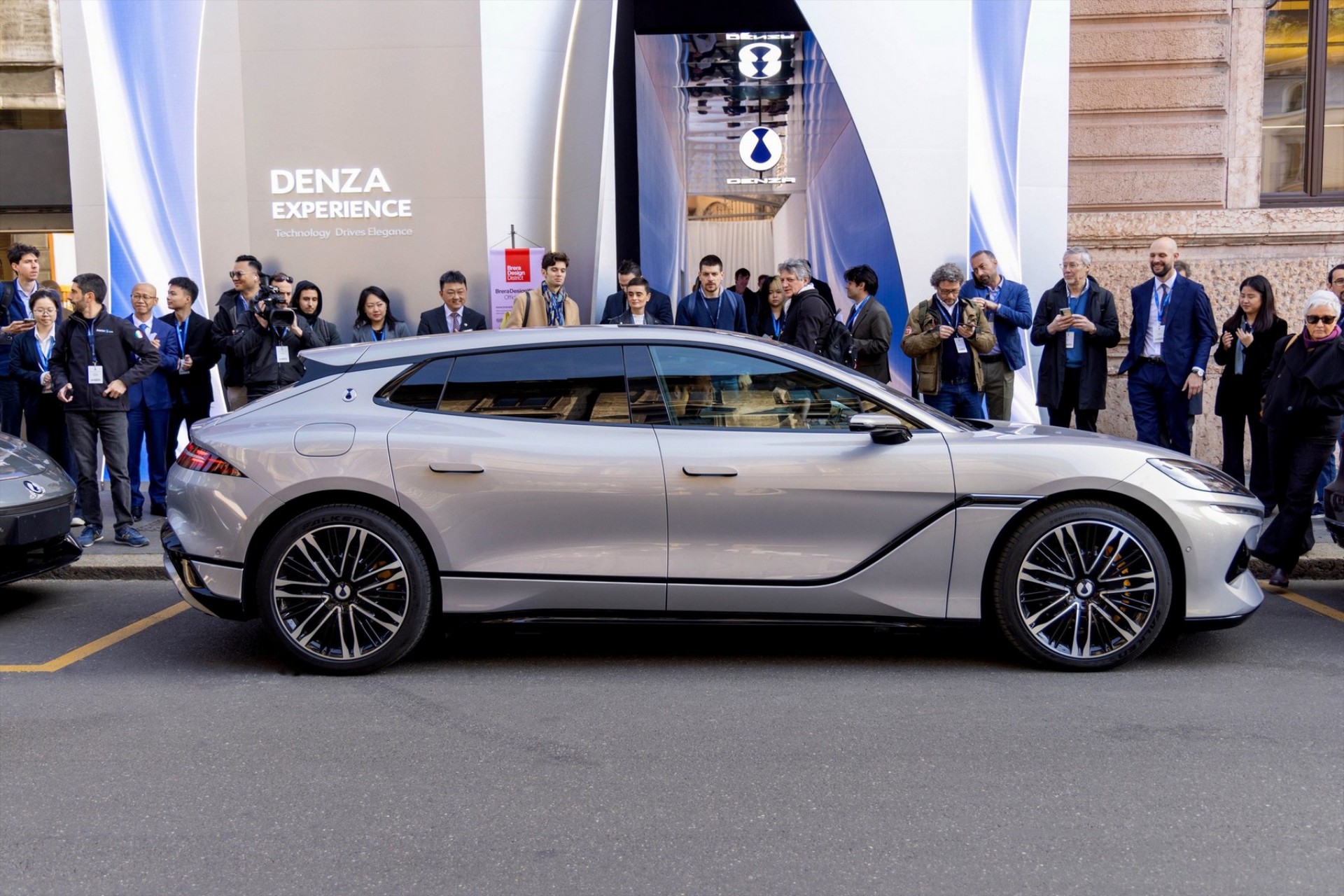 Η νέα κινεζική μάρκα που ήρθε Ευρώπη – Με αυτοκίνητα που φορτίζουν σε 5 λεπτά 