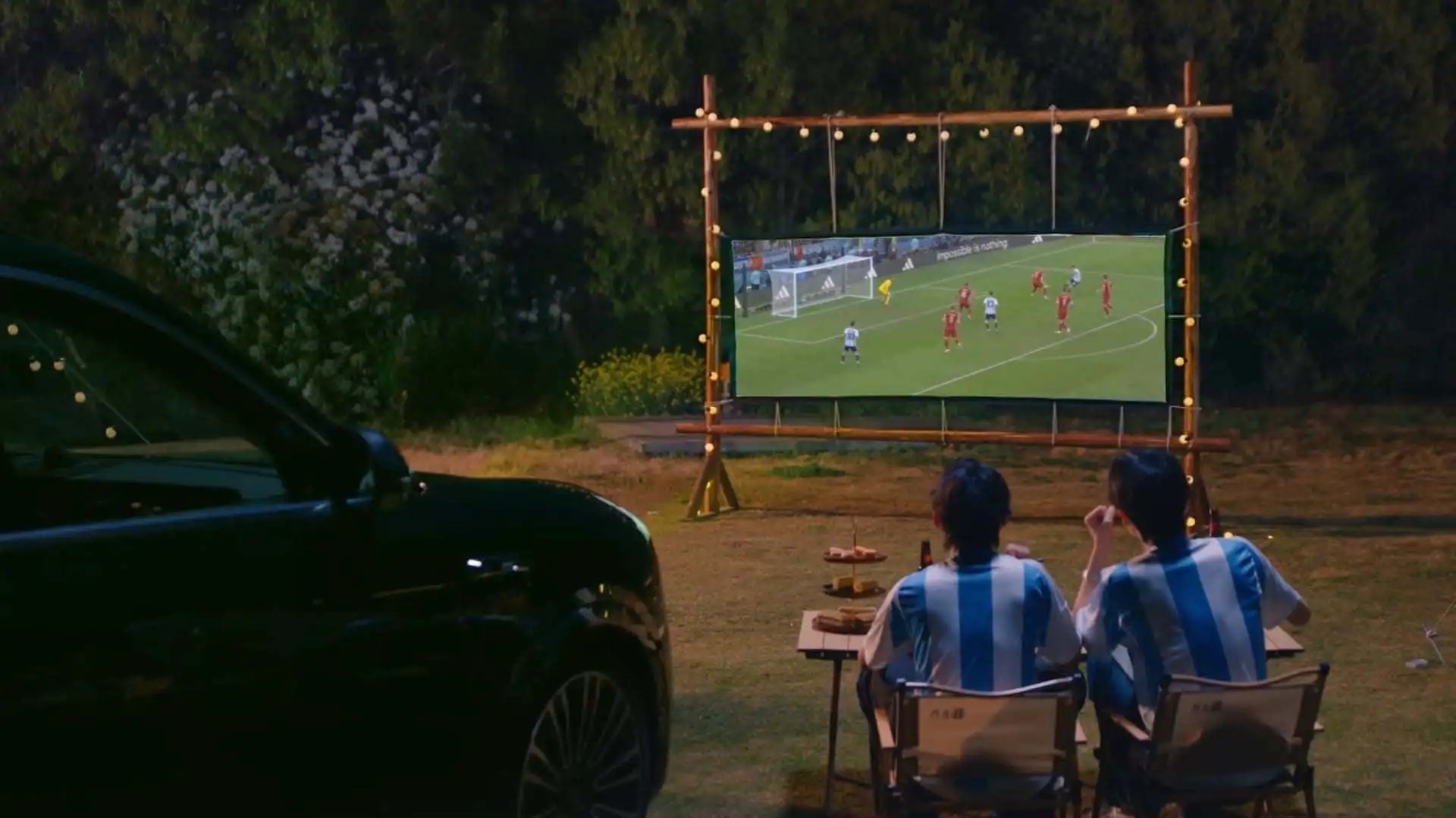 Το έκαναν και αυτό οι Κινέζοι - Προβολή ταινίας από τα φώτα του αυτοκινήτου! 