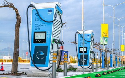 ΔΕΗ blue – Τι σημαίνουν στην πράξη τα 3.200 σημεία φόρτισης για τον Έλληνα οδηγό;