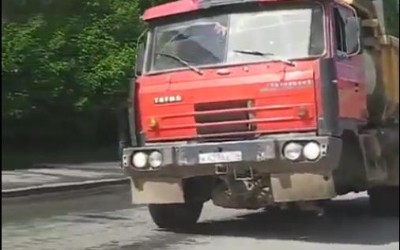 Φορτηγό χωρίς ρόδα και υπερφορτωμένο λεωφορείο
