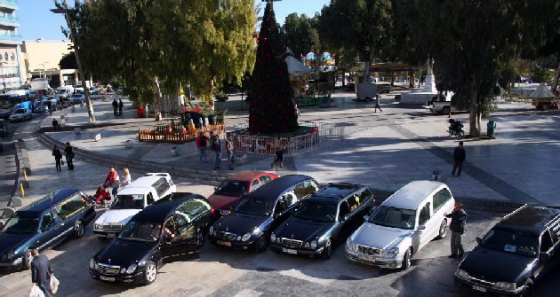 Αυξάνονται τα τέλη ακόμη στις …νεκροφόρες