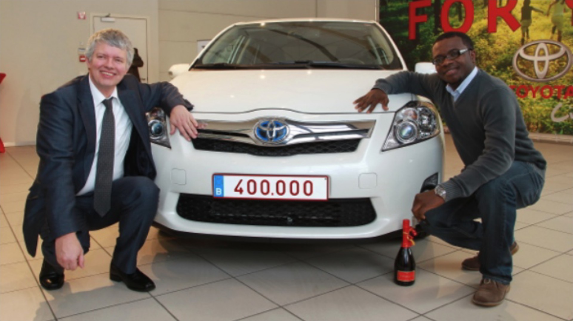 400.000 υβριδικά από την Toyota

