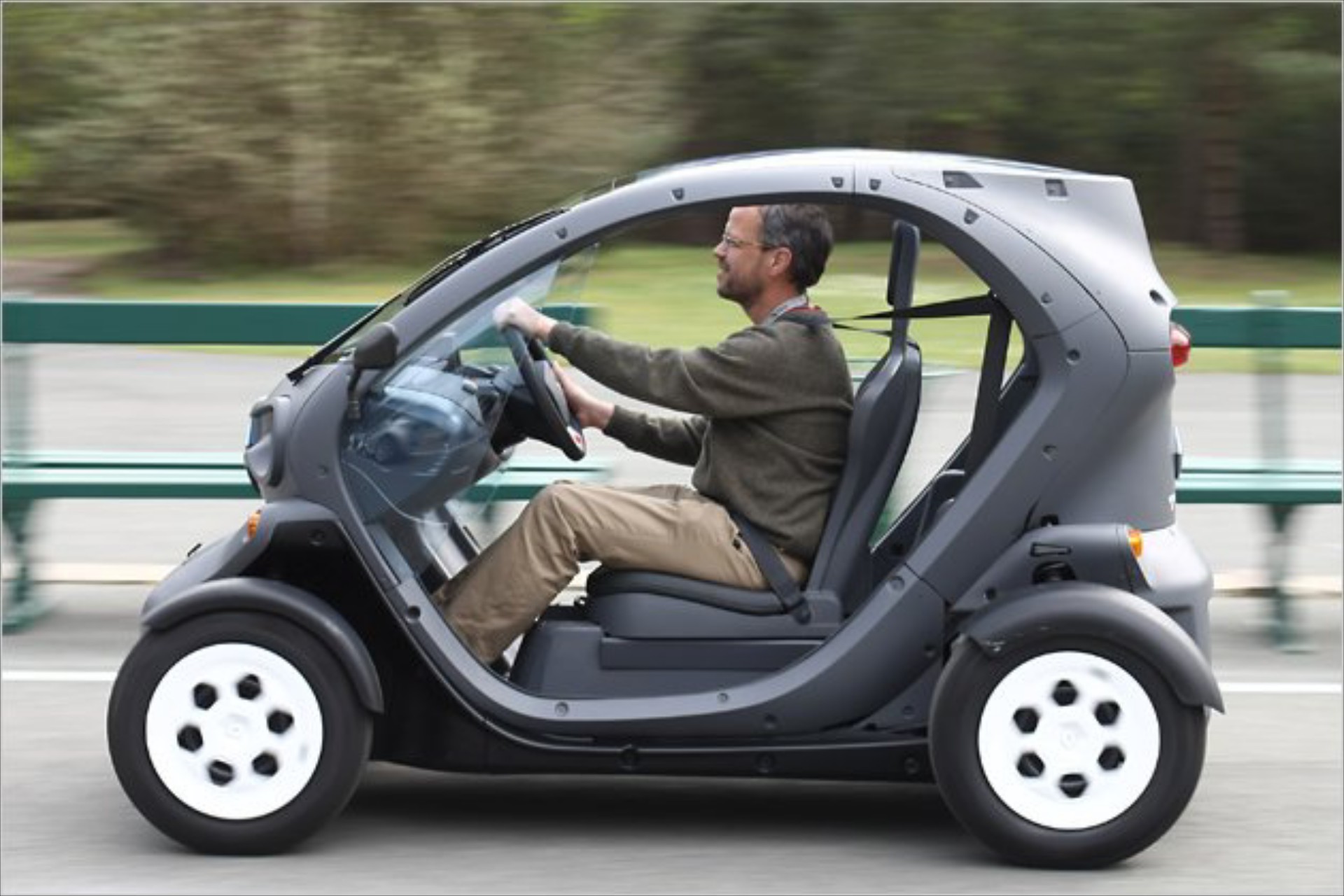 Χωρίς δίπλωμα θα οδηγείται το Twizy