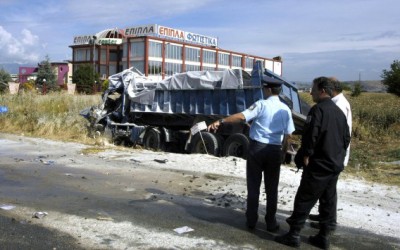 Μετωπική αυτοκινήτου με φορτηγό στην Αθηνών - Πατρών