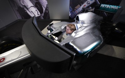 Video: Στον προσομειωτή της Mercedes o Cesc Fabregas