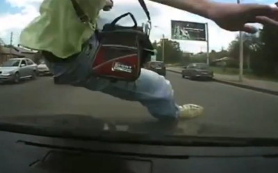 Video: Πεζός με ικανότητες κασκαντέρ
