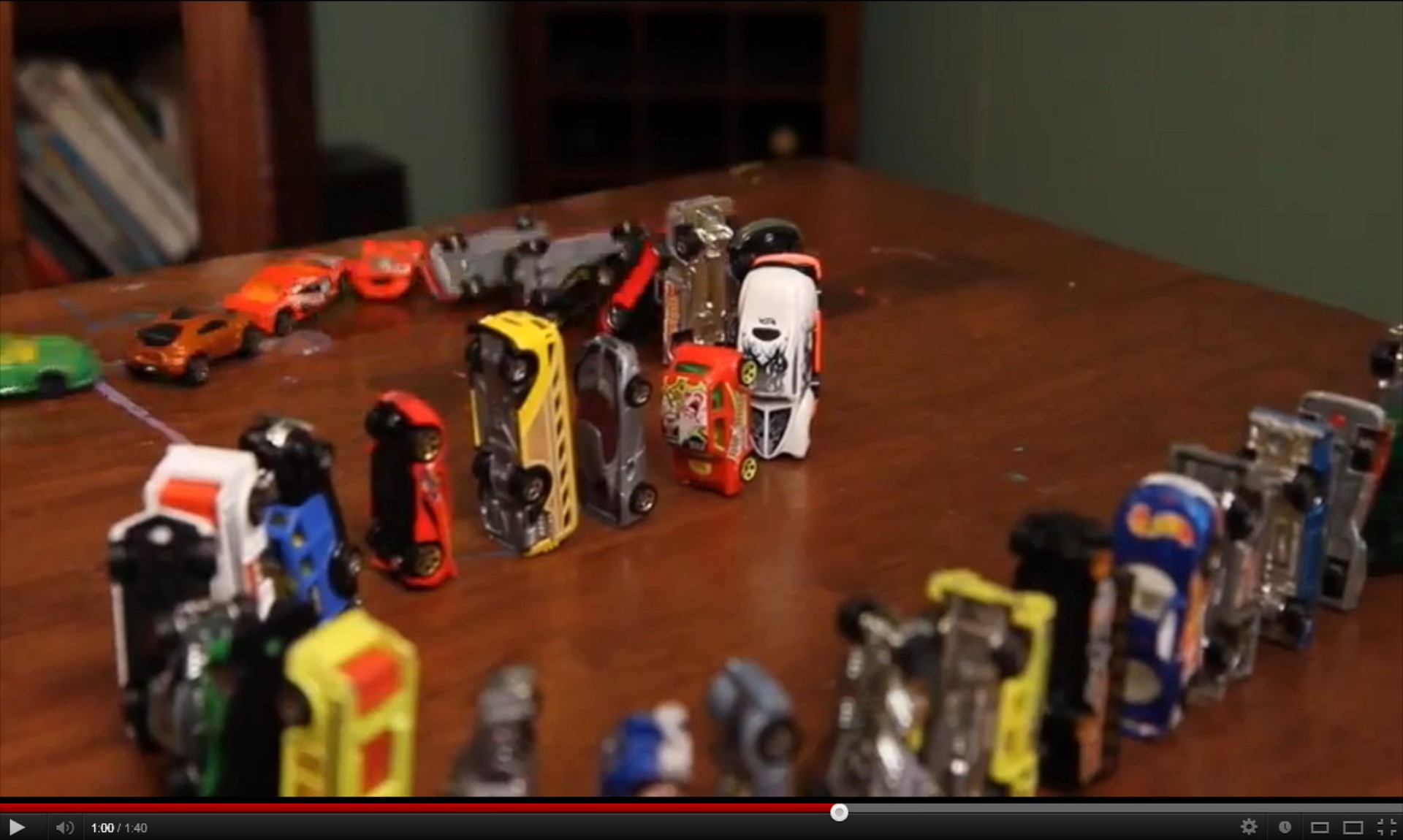 VIDEO: Ντόμινο με αυτοκινητάκια
