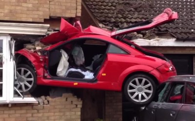 Video: Audi TT μπήκε από το παράθυρο στο σπίτι