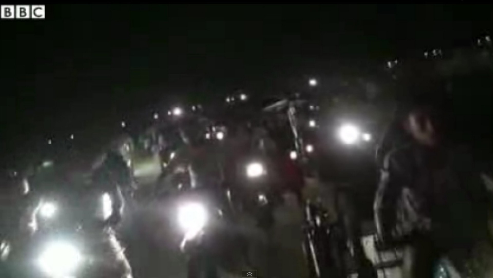 Μοτοσικλέτες φωτίζουν διάδρομο απογείωσης

